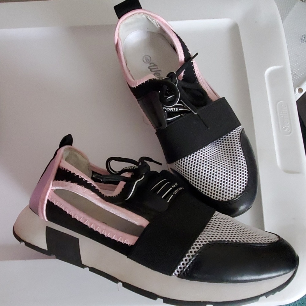 Weeboo Sneakers